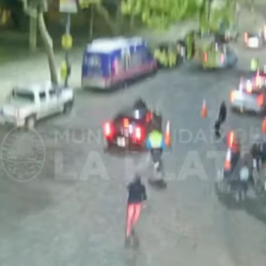 ARRASTRÓ A UN INSPECTOR DE TRÁNSITO PARA EVITAR CONTROL VIAL, SE FUGÓ Y LUEGO LO DETUVIERON