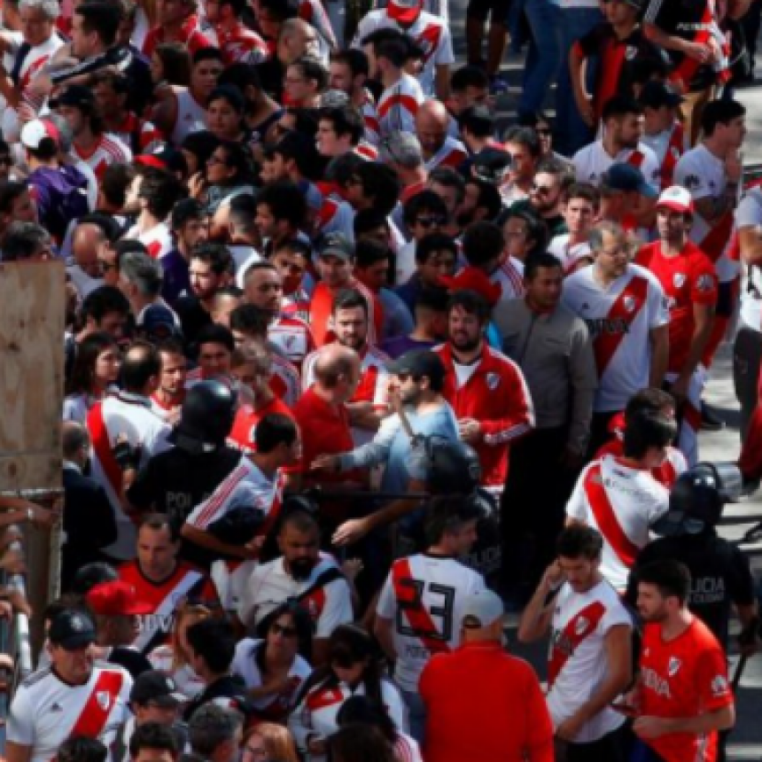 INCIDENTES Y CORRIDAS EN EL MONUMENTAL Y TEMOR POR LA INTERNA DE LA BARRA: 16 DETENIDOS