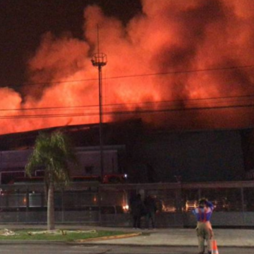 DEVASTADOR INCENDIO EN UN DEPÓSITO DE SAN FERNANDO: NO HUBO HERIDOS