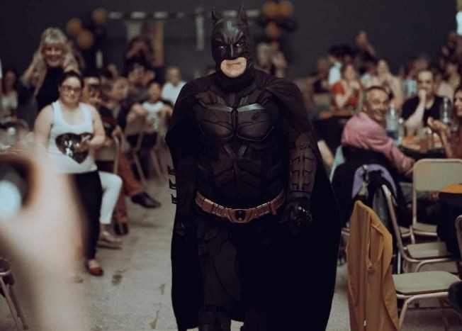 EL BATMAN SOLIDARIO DE LA PLATA SE PUSO EL TRAJE POR ÚLTIMA VEZ Y SE DESPIDIÓ CON UNA EMOTIVA CARTA