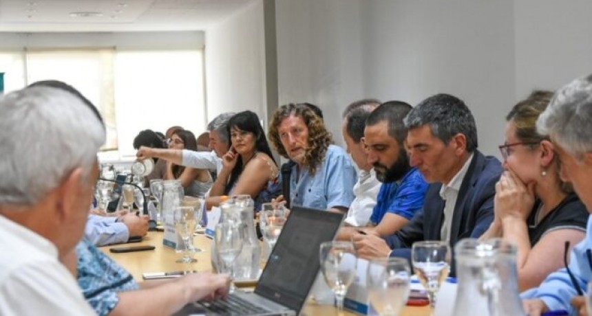 ESTATALES: KICILLOF CERRÓ LA PARITARIA Y COBRARÁN UN AUMENTO DEL 40% EN TRES TRAMOS