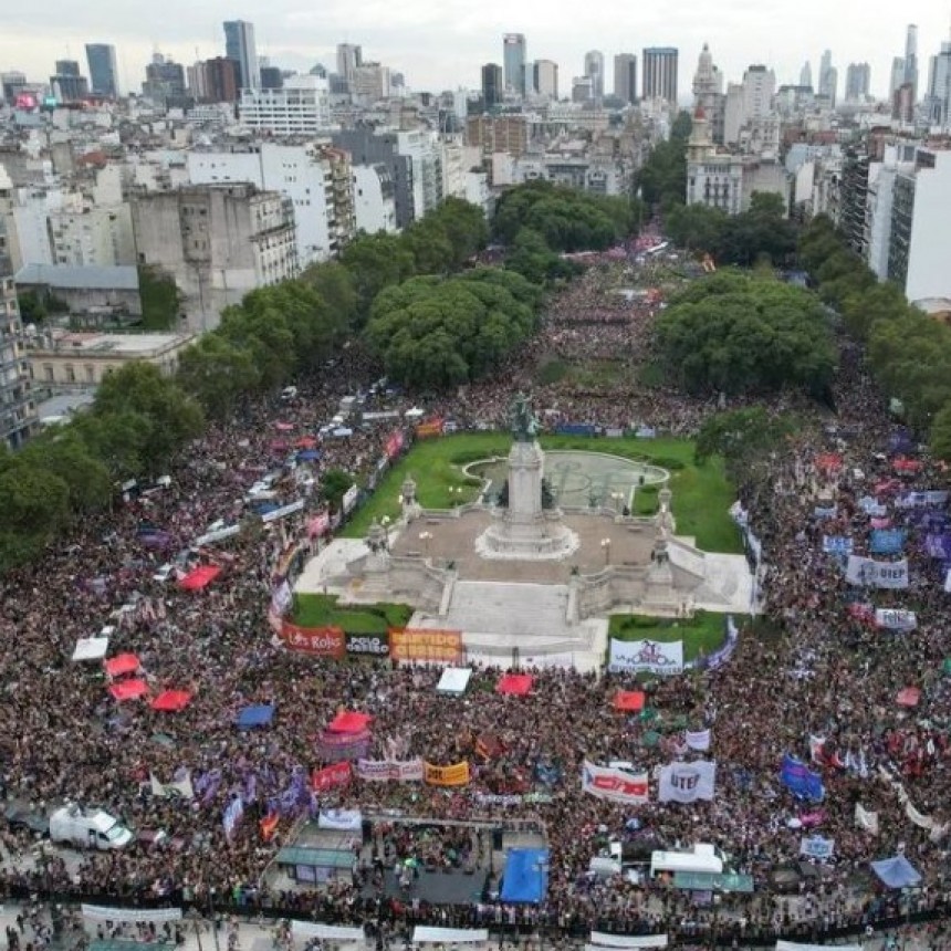 8M: HUBO MULTITUDINARIAS MARCHAS EN LA CABA, LA PLATA Y OTRAS CIUDADES