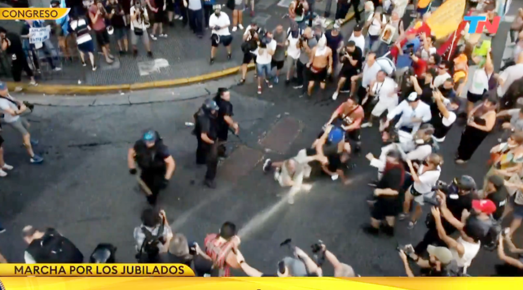REPRESION DEL GOBIERNO A LOS JUBILADOS: PALAZOS, GAS PIMIENTA Y TENSIÓN EN INMEDIACIONES DEL CONGRESO
