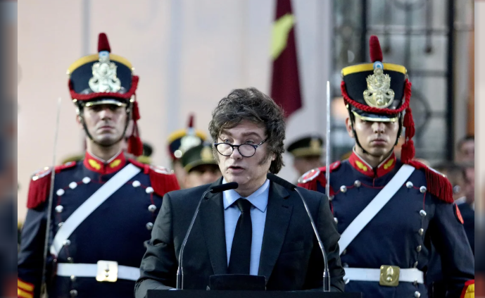 FRENTE A LOS GRANADEROS A CABALLO, JAVIER MILEI REBAUTIZÓ AL LIBERTADOR COMO “JUAN JOSÉ DE SAN MARTÍN”