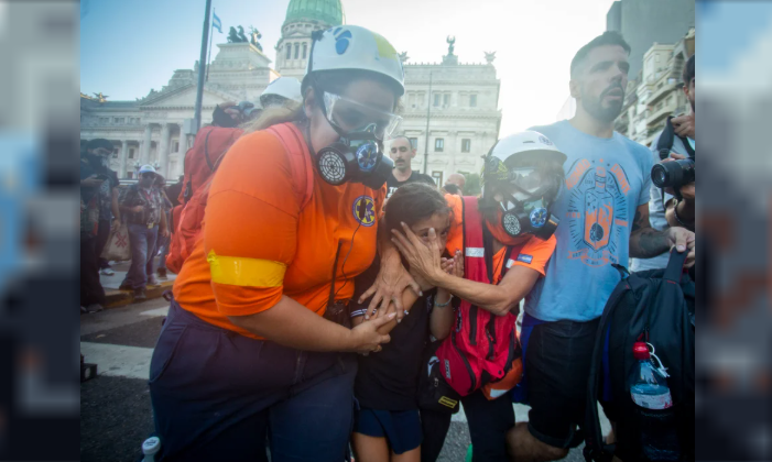  UNA NIÑA FUE GASEADA POR PREFECTURA NAVAL EN LA MARCHA DE JUBILADOS AL CONGRESO
