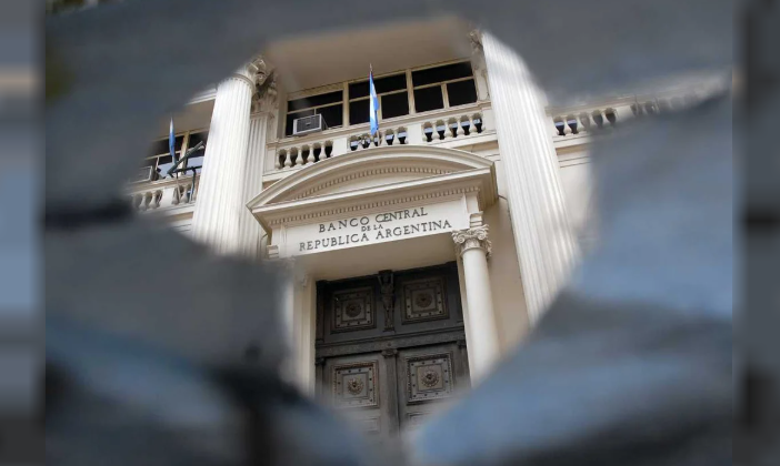EL BANCO CENTRAL VOLVIÓ A VENDER, PERO EL DÓLAR BLUE SUPERÓ LOS $1.300