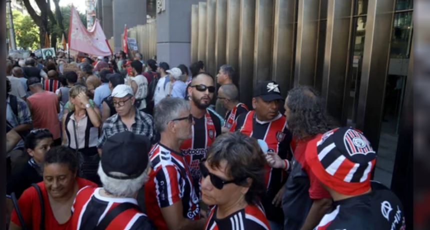 MARCHA DE LOS JUBILADOS: LOS HINCHAS DE QUÉ CLUBES ACOMPAÑAN A LOS ADULTOS MAYORES EN EL CONGRESO