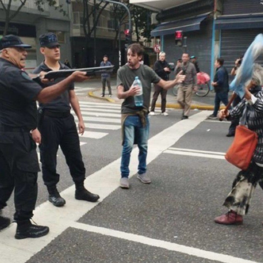 SALVAJE REPRESIÓN A JUBILADOS, HERIDOS Y DETENIDOS