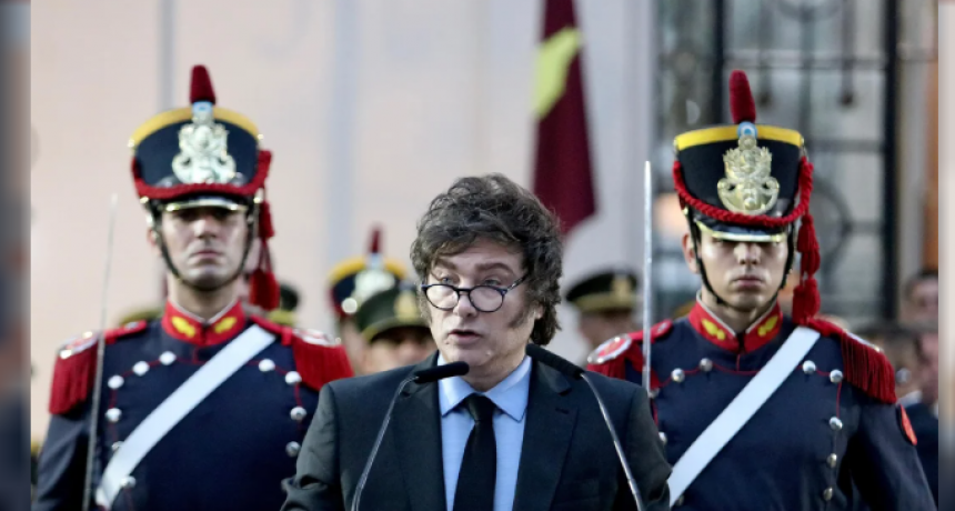 FRENTE A LOS GRANADEROS A CABALLO, JAVIER MILEI REBAUTIZÓ AL LIBERTADOR COMO “JUAN JOSÉ DE SAN MARTÍN”