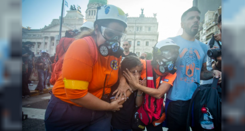  UNA NIÑA FUE GASEADA POR PREFECTURA NAVAL EN LA MARCHA DE JUBILADOS AL CONGRESO