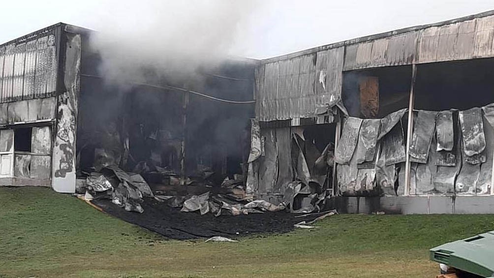 UN INCENDIO DESTRUYÓ UNA PLANTA DE CHACINADOS DE LA EMPRESA CAGNOLI EN TANDIL