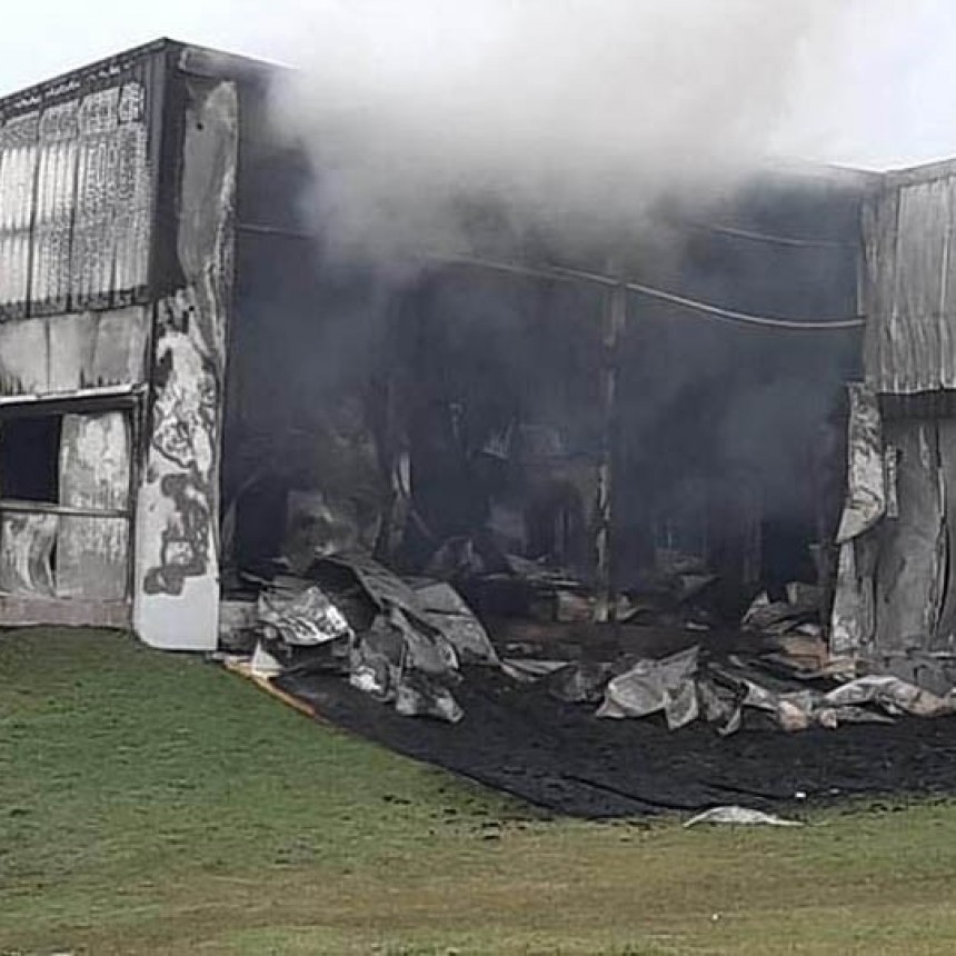 UN INCENDIO DESTRUYÓ UNA PLANTA DE CHACINADOS DE LA EMPRESA CAGNOLI EN TANDIL