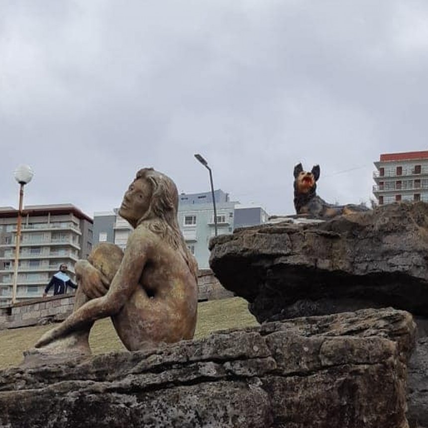 COLOCARON UN “PERRO” AL LADO DE LA ESTATUA QUE DESPERTÓ EL MISTERIO EN PLAYA CHICA