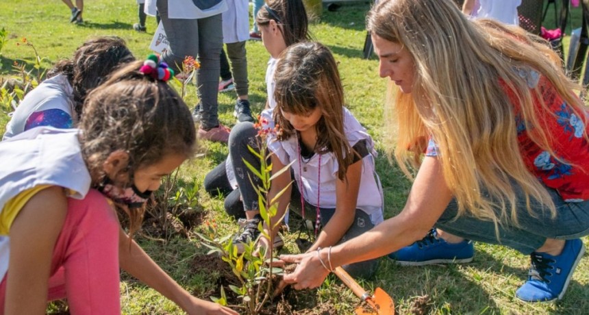 POR EL DÍA DE LA TIERRA, 'ECO SANFER' PLANTÓ ÁRBOLES NATIVOS JUNTO A UNA ESCUELA DE ISLAS
