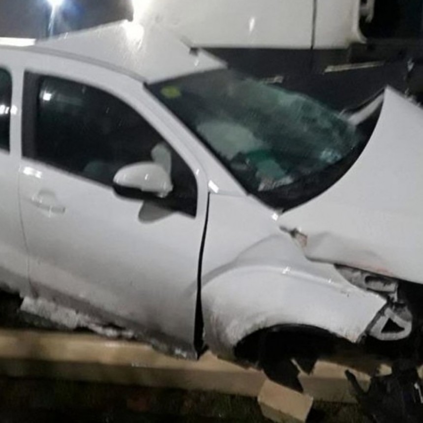 EL TREN SARMIENTO OPERA REDUCIDO POR UN AUTO EMBESTIDO Y EL RAMAL TIGRE DEL MITRE ESTÁ INTERRUMPIDO