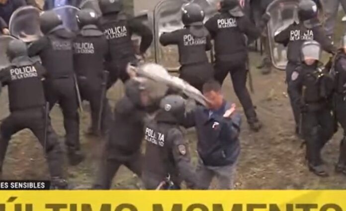 EL “ESCUDAZO” QUE LE DIO UNA AGENTE POLICIAL A UN COLECTIVERO EN MEDIO DE LA PROTESTA POR EL CRIMEN DE BARRIENTOS