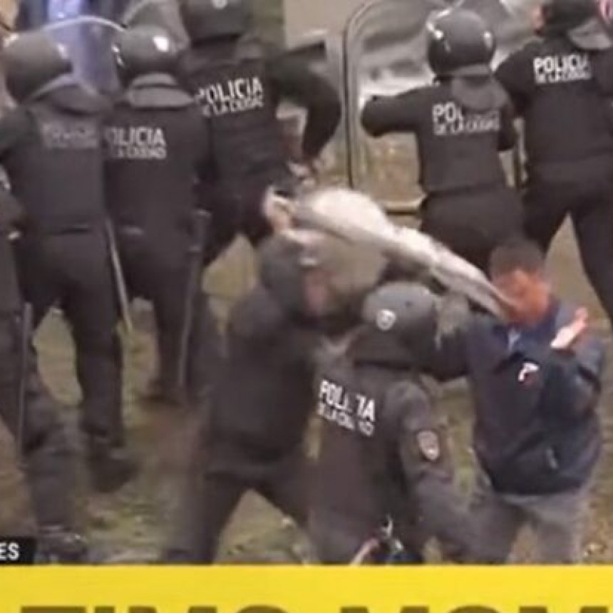 EL “ESCUDAZO” QUE LE DIO UNA AGENTE POLICIAL A UN COLECTIVERO EN MEDIO DE LA PROTESTA POR EL CRIMEN DE BARRIENTOS
