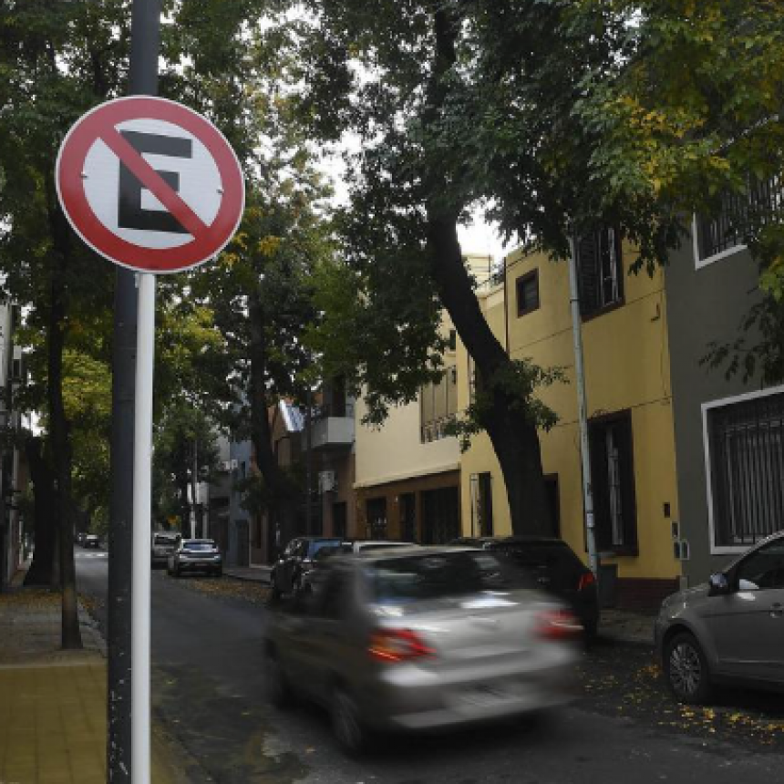 QUEJAS DE VECINOS POR LA FALTA DE LUGAR PARA ESTACIONAR EN LOS PASAJES DE CABA