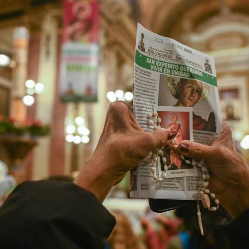 MILES DE PEREGRINOS SE ACERCARON CON ESTAMPITAS, LLAVES Y VELAS AL SANTUARIO DE SAN EXPEDITO 