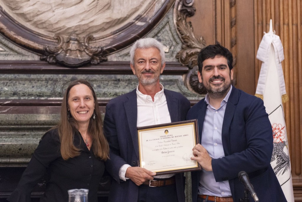ENTREGAN UNA DISTINCIÓN A CARLOS GAMERRO EN LA LEGISLATURA PORTEÑA