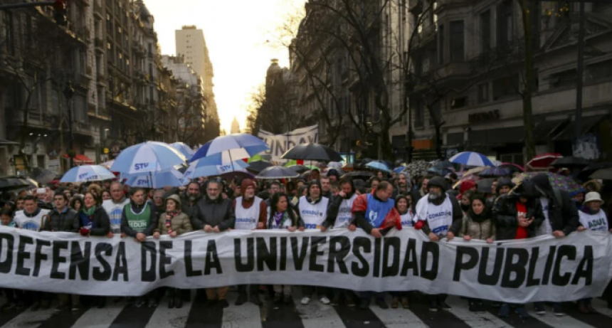 ESTUDIANTES A PLAZA DE MAYO EN DEFENSA DE UNIVERSIDADES