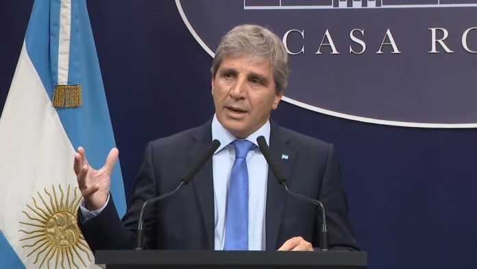  CAPUTO Y MILEI LEVANTARON EL CEPO PARA LAS PERSONAS Y EL PESO SUFRE UNA DEVALUACIÓN