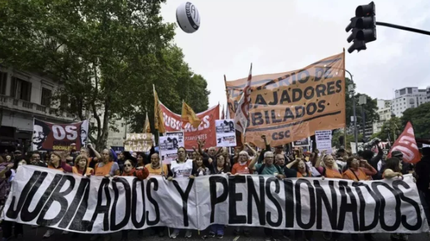 TENSIÓN E INCIDENTES EN LA MARCHA DE JUBILADOS: LA POLICÍA GASEÓ MANIFESTANTES