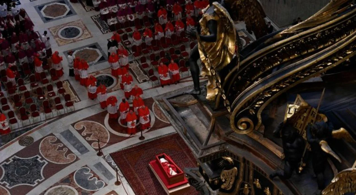 EL CUERPO DEL PAPA FRANCISCO PERMANECERÁ EN LA BASÍLICA DE SAN PEDRO DURANTE TRES DÍAS ANTES DEL FUNERAL