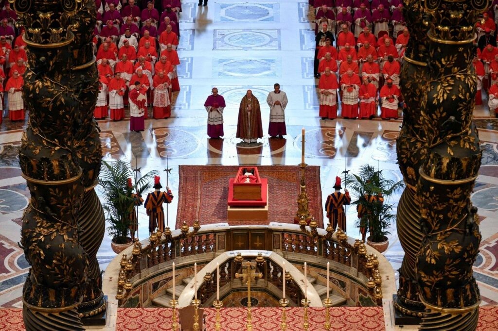 UNA MULTITUD DESPIDE LOS RESTOS DEL PAPA FRANCISCO EN LA BASÍLICA DE SAN PEDRO