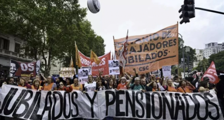 TENSIÓN E INCIDENTES EN LA MARCHA DE JUBILADOS: LA POLICÍA GASEÓ MANIFESTANTES