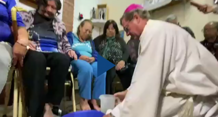 FUERTE MENSAJE SOCIAL EN EL JUEVES SANTO: LA IGLESIA LAVÓ LOS PIES DE JUBILADOS Y PIDIÓ UNA JUBILACIÓN DIGNA