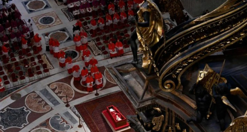 EL CUERPO DEL PAPA FRANCISCO PERMANECERÁ EN LA BASÍLICA DE SAN PEDRO DURANTE TRES DÍAS ANTES DEL FUNERAL