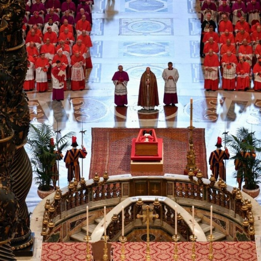 UNA MULTITUD DESPIDE LOS RESTOS DEL PAPA FRANCISCO EN LA BASÍLICA DE SAN PEDRO