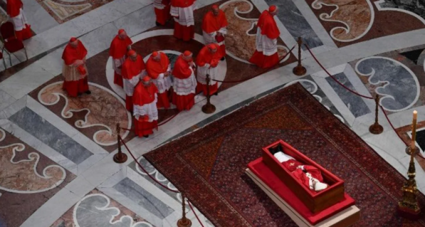 EL FÉRETRO DEL PAPA FRANCISCO SE CERRARÁ HOY