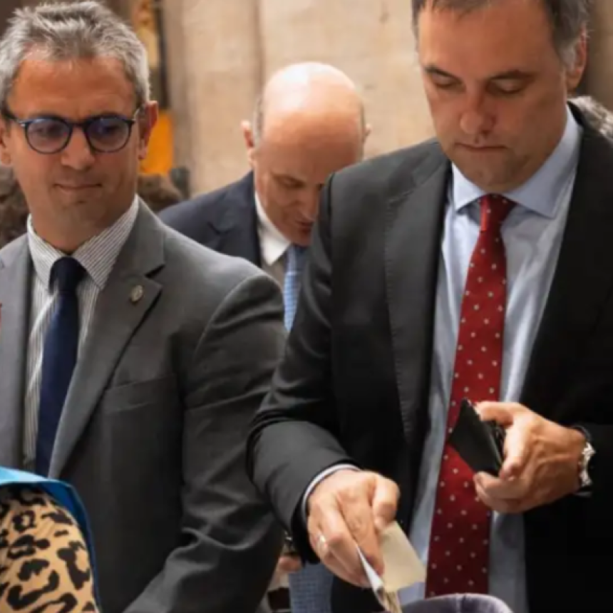 ADORNI PAGANDO