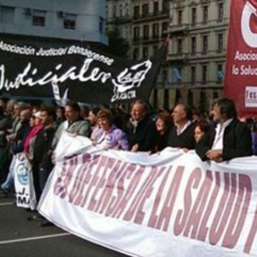 ESTATALES, JUDICIALES Y PROFESIONALES DE LA SALUD BONAERENSES PARAN Y MARCHAN A CAPITAL PARA RECLAMAR PARITARIAS