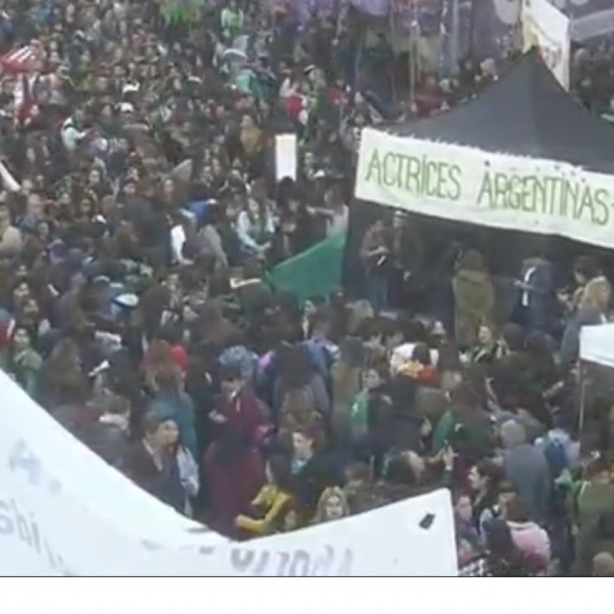 MILES DE MUJERES SE CONCENTRAN EN EL CONGRESO A LA ESPERA DE LA PRESENTACIÓN DEL PROYECTO DE ABORTO LEGAL