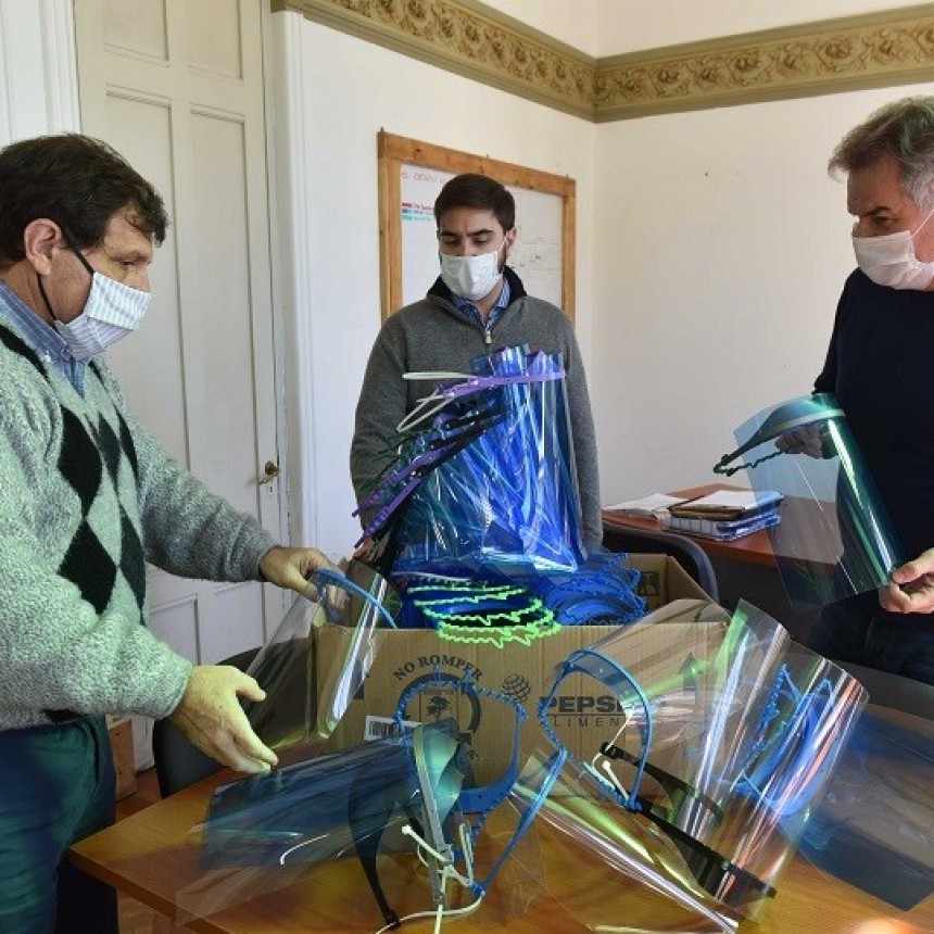 EN BAHIA BLANCA ESCUELAS TÉCNICAS DE LA CIUDAD DISEÑARON VISORES PROTECTORES PARA USO SANITARIO