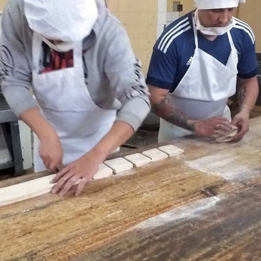 PRESOS BONAERENSES ELABORARON PASTELES Y PAN PARA OLLAS POPULARES DE MERCEDES