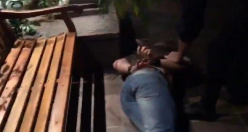 OTRA VEZ VIOLENCIA EN EL RESTAURANTE KANSAS: UN HOMBRE AGREDIÓ A UN MOZO Y FUE DETENIDO