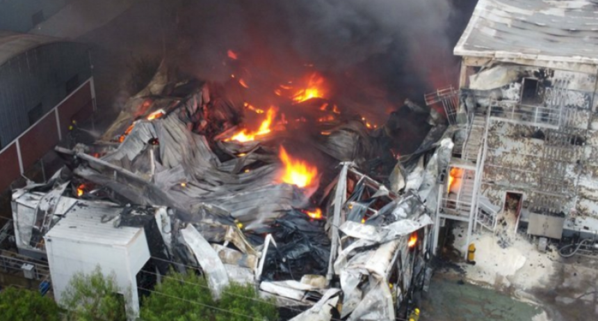 UN INCENDIO ARRASÓ CON UNA PANIFICADORA EN SAN FERNANDO