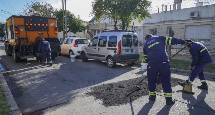 AVANZAN LOS TRABAJOS DE BACHEO Y ASFALTO EN VICENTE LÓPEZ