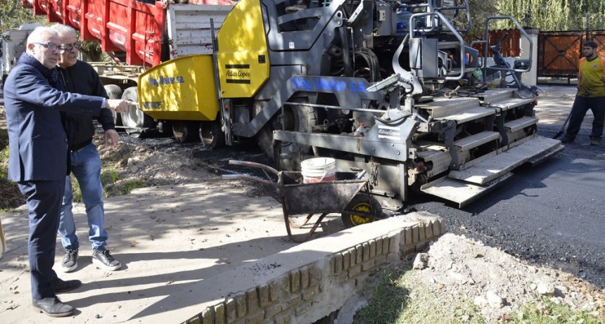 EN RICARDO ROJAS, JULIO ZAMORA MONITOREÓ NUEVOS TRABAJOS DE PAVIMENTACIÓN
