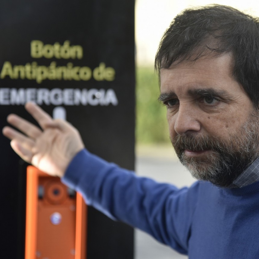 FERNANDO MOREIRA PRESENTÓ EL PRIMERO DE 40 TÓTEMS DE SEGURIDAD QUE SE INSTALARÁN EN TODA LA CIUDAD