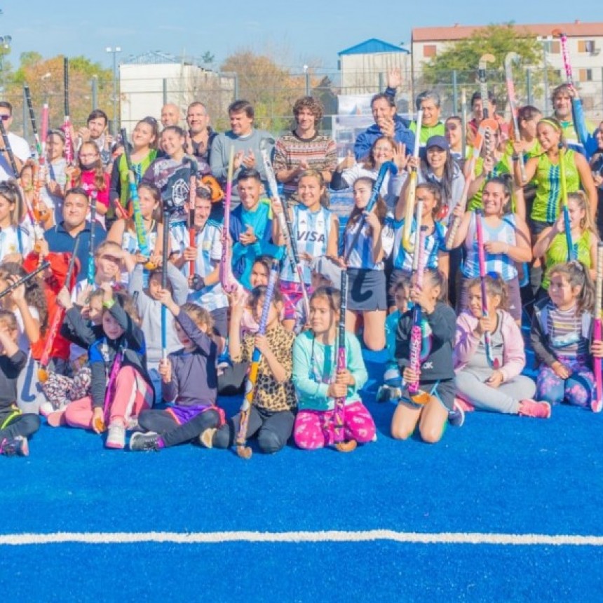 JUAN ANDREOTTI INAUGURÓ LA NUEVA CANCHA DE HOCKEY CON FIGURAS DE LOS LEONES Y LAS LEONAS
