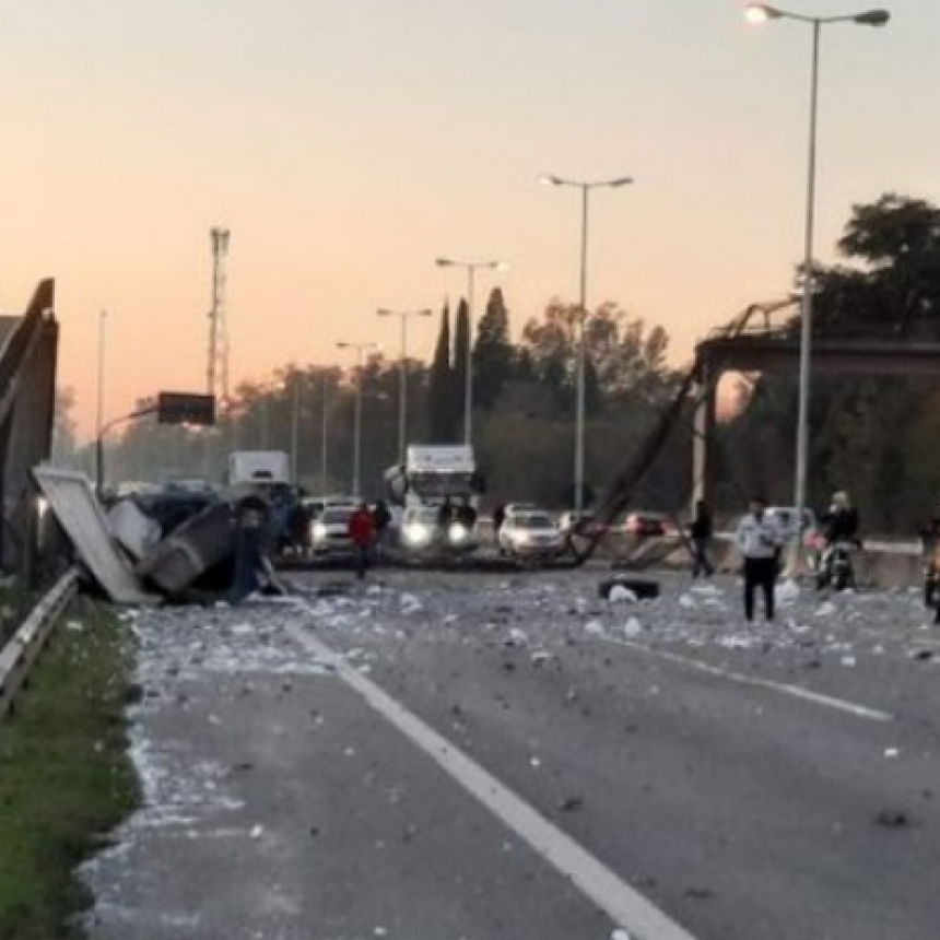 SE CAYÓ UN PUENTE PEATONAL EN LA PANAMERICANA Y HUBO GRANDES DEMORAS 