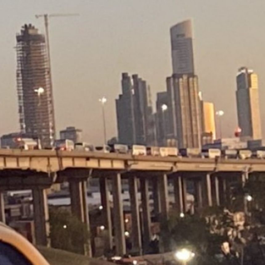 CAOS DE TRÁNSITO POR PROTESTA DE MICROS EN LA AUTOPISTA BUENOS AIRES-LA PLATA 