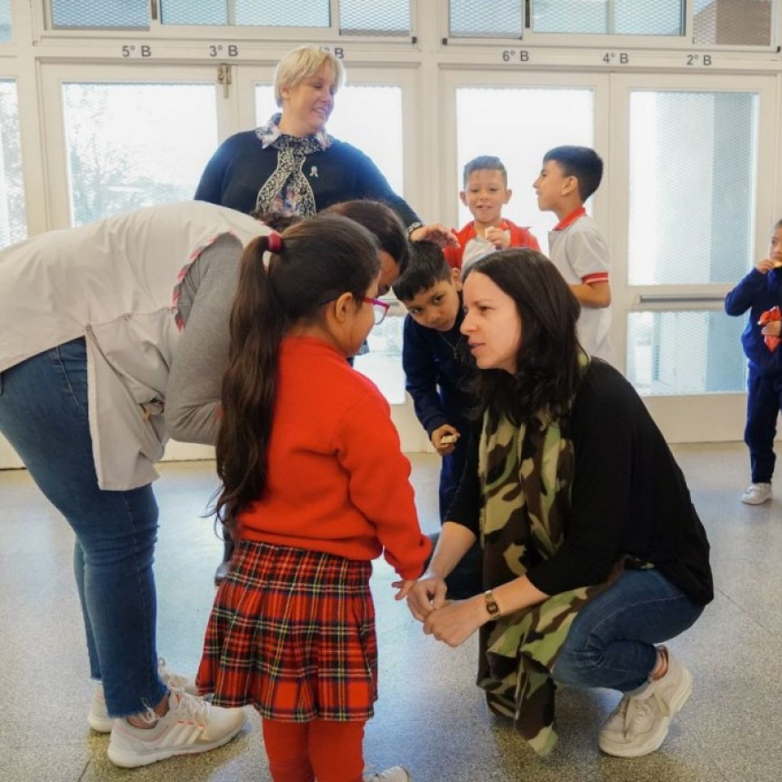 “VER PARA CRECER”: MÁS DE 170 ALUMNOS Y DOCENTES RECIBIERON SUS ANTEOJOS