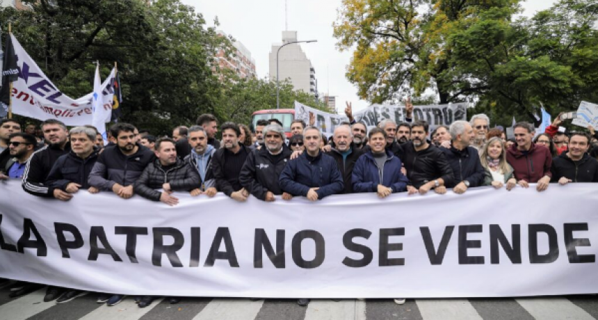 LA CGT MARCHÓ Y DIO UN MENSAJE AL GOBIERNO: “NO VAMOS A RESIGNAR UN ÁPICE DE LOS DERECHOS CONQUISTADOS”