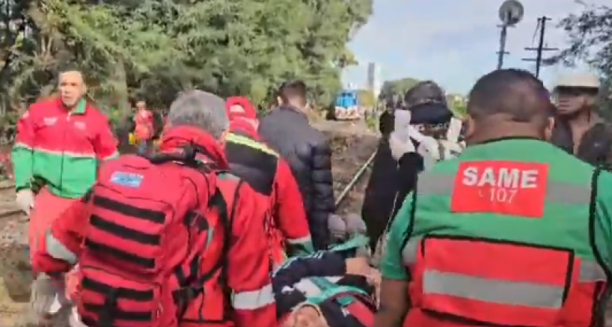 UN TREN DE LA LÍNEA SAN MARTÍN CHOCÓ CON OTRA FORMACIÓN Y DESCARRILÓ